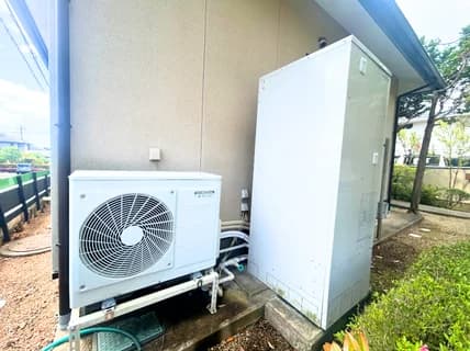 ファナスが施工したエコキュートの貯湯タンクとヒートポンプユニット