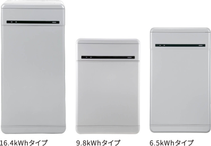 オムロンの蓄電池ユニット3台。左から16.4kWhタイプ、9.8kWhタイプ、6.5kWhタイプ