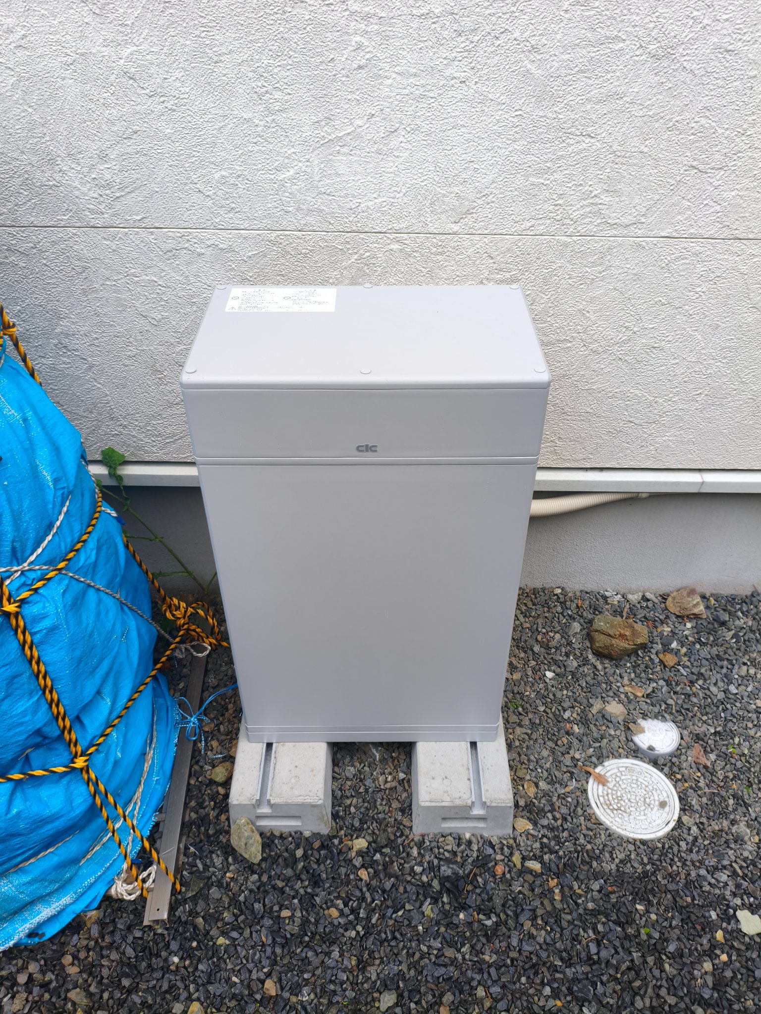 屋外の基礎ブロックの上に設置された家庭用蓄電池