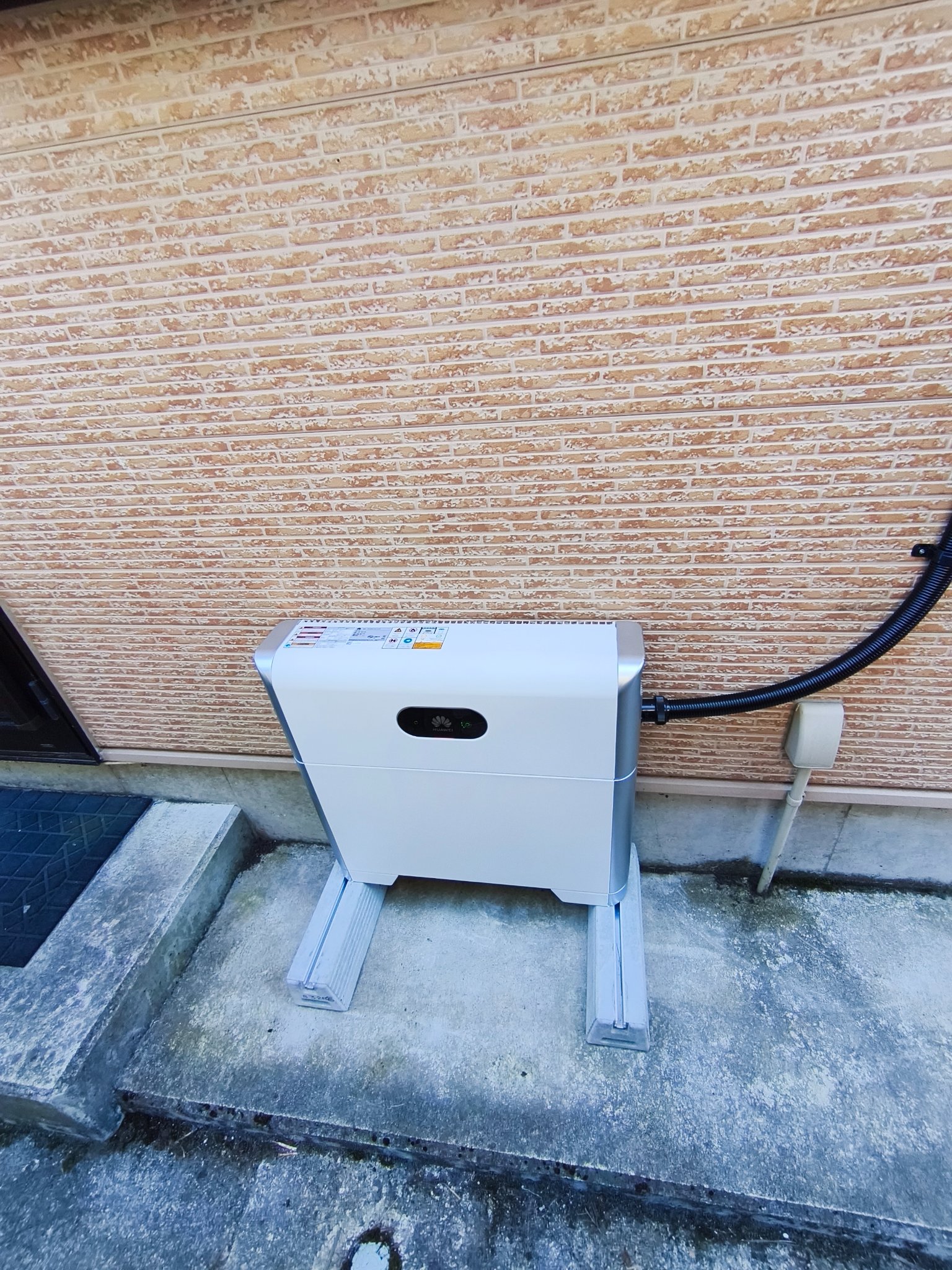 屋外の土間に据え付けられた家庭用蓄電池ユニット