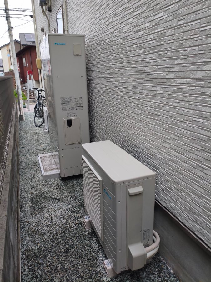 狭い通路に設置したエコキュート