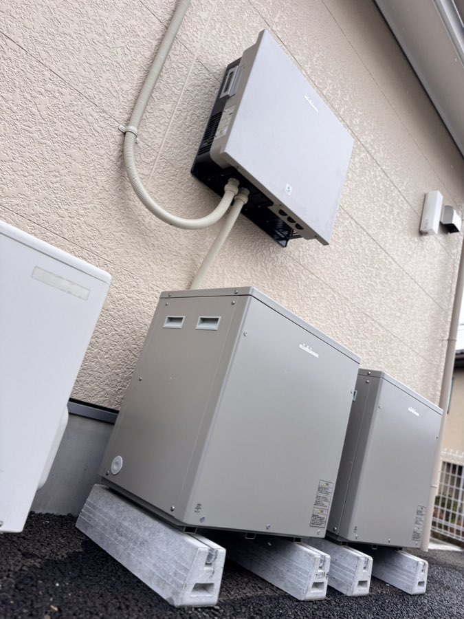 屋外基礎の上に設置した蓄電池2台とパワーコンディショナ