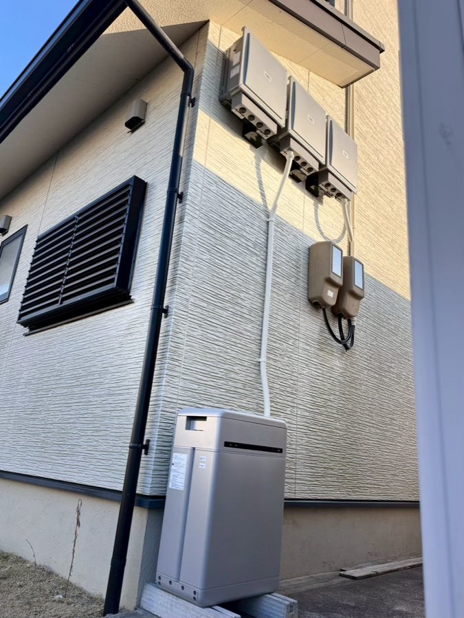 蓄電池と壁面のパワーコンディショナ3台