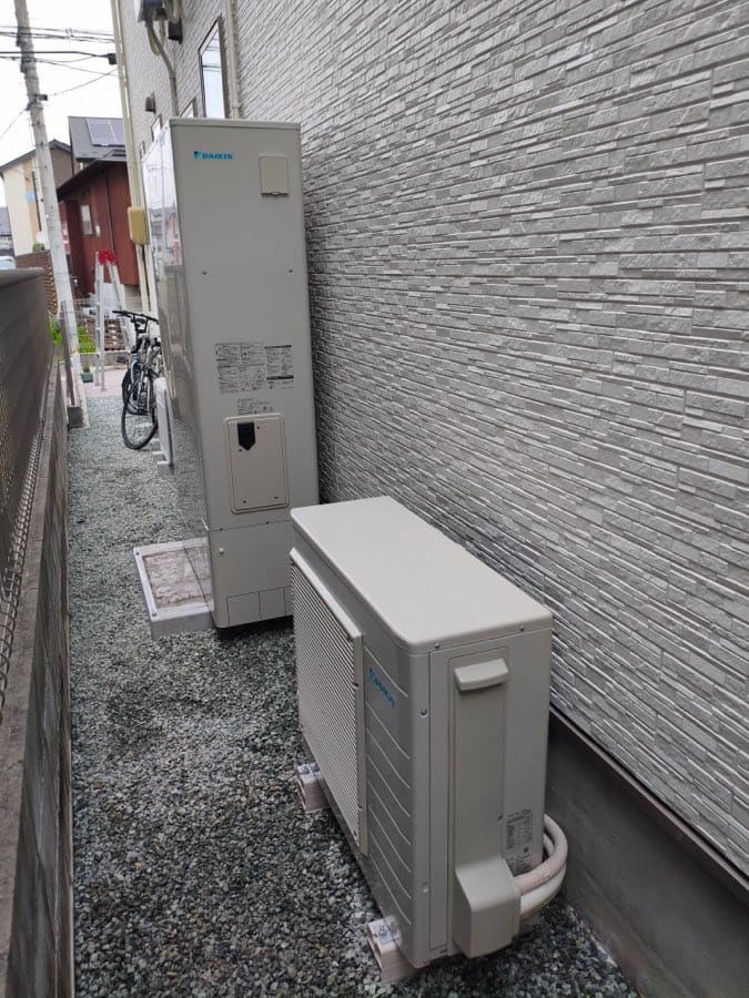 狭い通路に設置したエコキュート